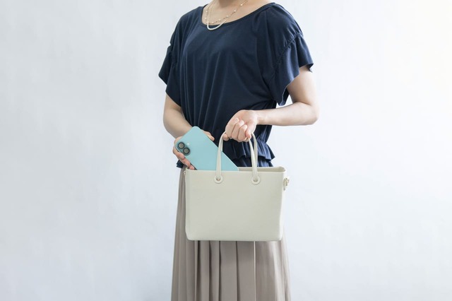 【しまむら「本革仕立ての大人向けレザーバッグ」】上品で大人かわいいホワイト