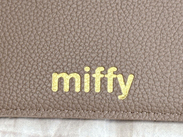「miffy」ロゴはゴールドで箔押しされています