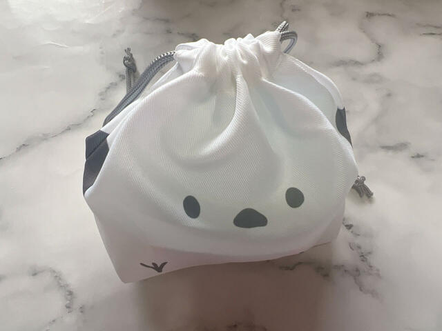 お弁当箱を入れると、まんまるのシマエナガがそこに佇んでいるかのようなキュートさ！