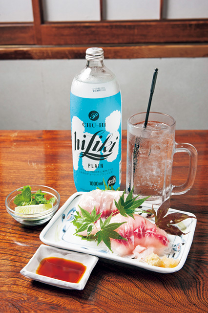 鯉とうなぎのまるます家 総本店（赤羽） ジャン酎 1100円／鯉の生刺し 600円 鯉は鮮度抜群。ジャン酎に生のライムとミント（100円）をつければジャン酎モヒートに。