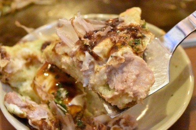 ソースとマヨネーズは、豚肉の旨みを引き立てる