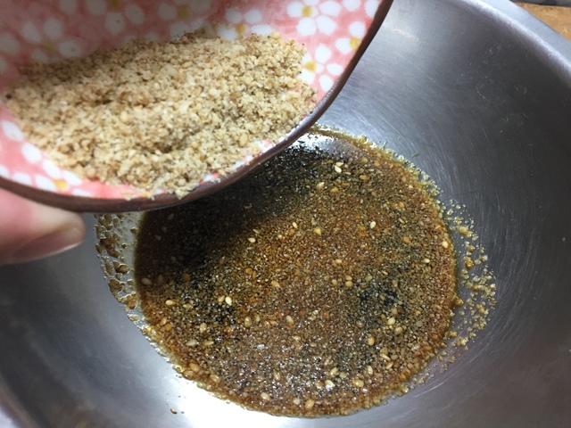 しょうゆ、みりんを合せたものにすりごまを加えます。
