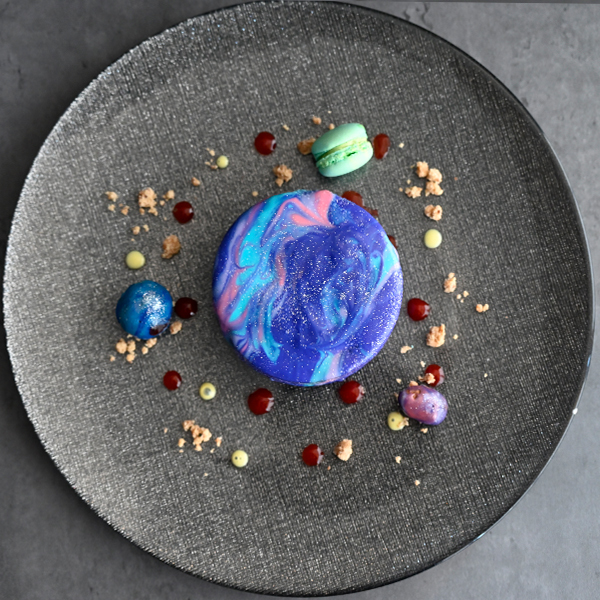 周りに散りばめられたマカロンなどもかわいい