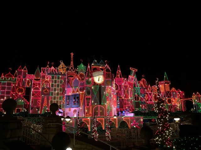 イッツ・ア・スモール・ワールドもホリデーモードに