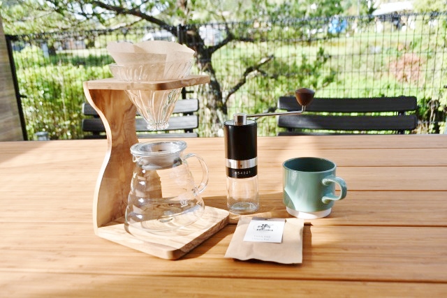 自分でミルを使ってコーヒーを淹れる