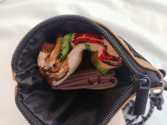 ハンカチ、ミニ財布が入った