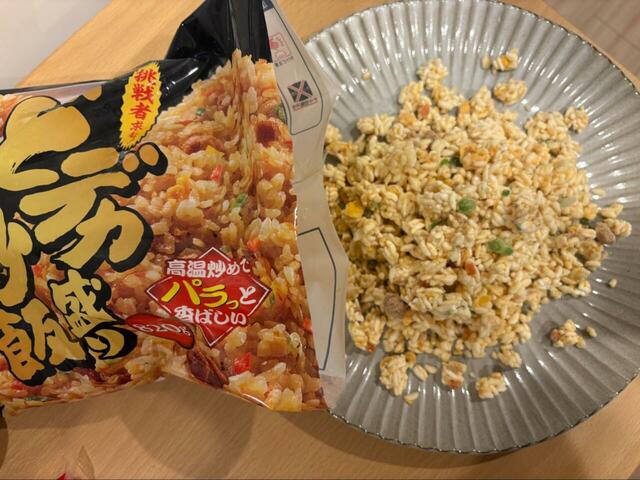 【ロピア どデカ盛り炒飯】開封してお皿に出した状態です!冷凍のままでも具材がしっかり確認でき、卵やネギ、チャーシューがバランスよく入っています◎