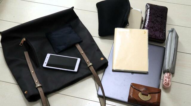 【ROPE PICNIC ショルダーリバーシブルトートバッグ】通勤を想定して荷物を入れてみました。13インチPC、ポーチ、財布、スマホ、手帳、折りたたみ傘、名刺入れなど10点を入れてもまだ余裕あり！