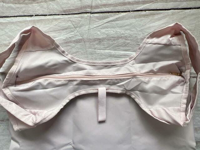 バッグの口にはファスナーとパッカブル付き