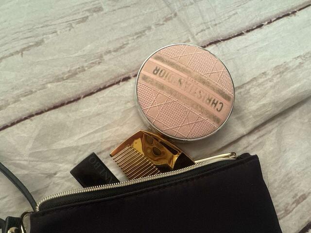 チャームポーチにはよく使うコスメをイン