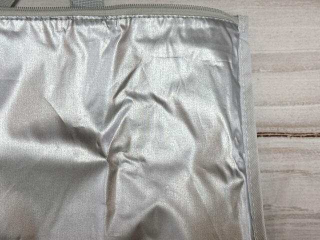 内側には保冷機能付きの裏地が使われており、暑い時期にうれしい仕様！