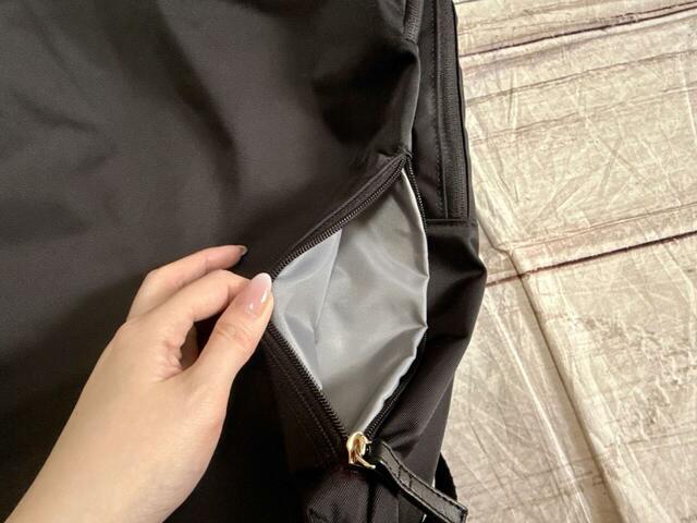 前面にはファスナー付きのサイドポケットも!