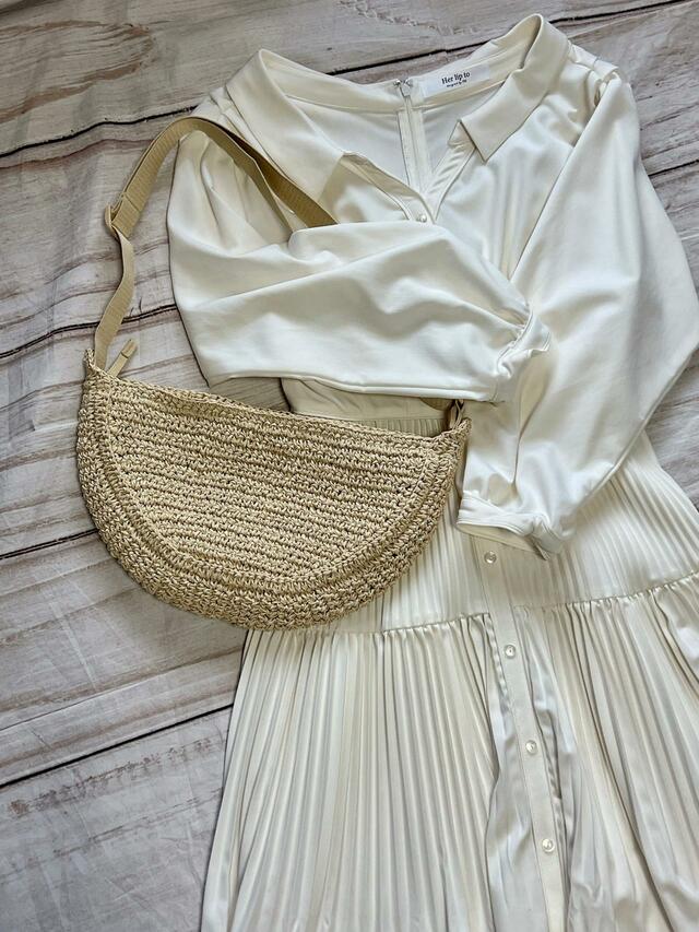 キレイめスタイルには、肩がけで持つのがおすすめ