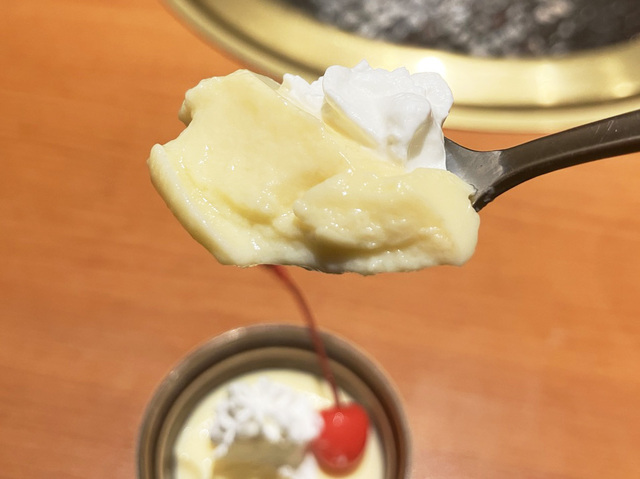 ちょこっとサイズが嬉しいプリン。味も絶品！【安楽亭の焼肉食べ放題】