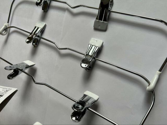 【ニトリ すべりにくいスカート・スラックス ピンチ付き4段ハンガー(ラミー 幅34cm ホワイト)】クリップでしっかり挟める