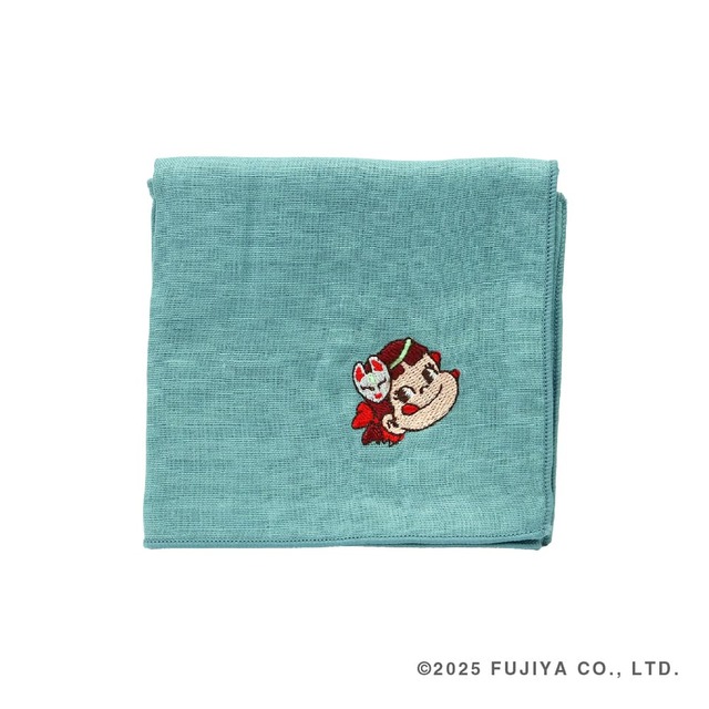 【ペコちゃん×スーベニール】「ペコちゃん刺繍ハンカチブルー」990円／落ち着いた色合いのハンカチです