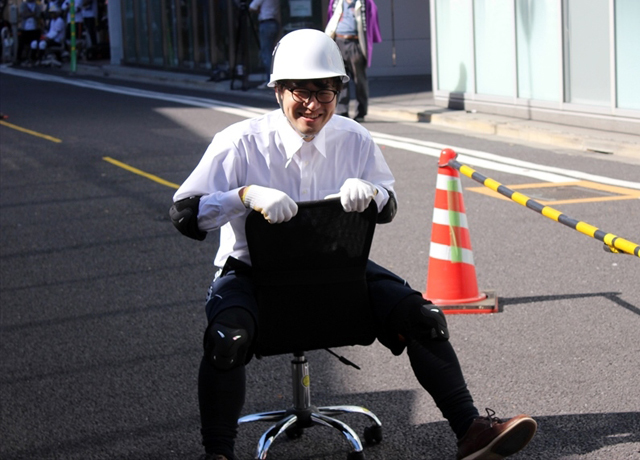 いす同士の熾烈な戦い! 「いす-1」グランプリの模様