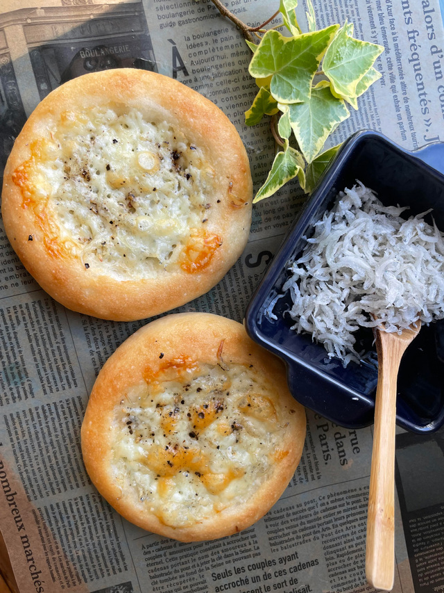 米粉パンCUBREAD「伊豆の春しらすと山椒のピザパン」