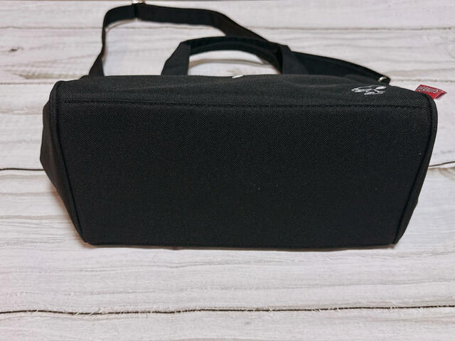 底部には底板が入っているため、荷物を入れていない状態でもしっかり自立します！