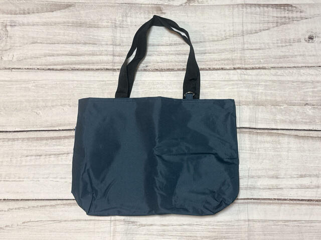 シンプルなデザインで上品なトートバッグ