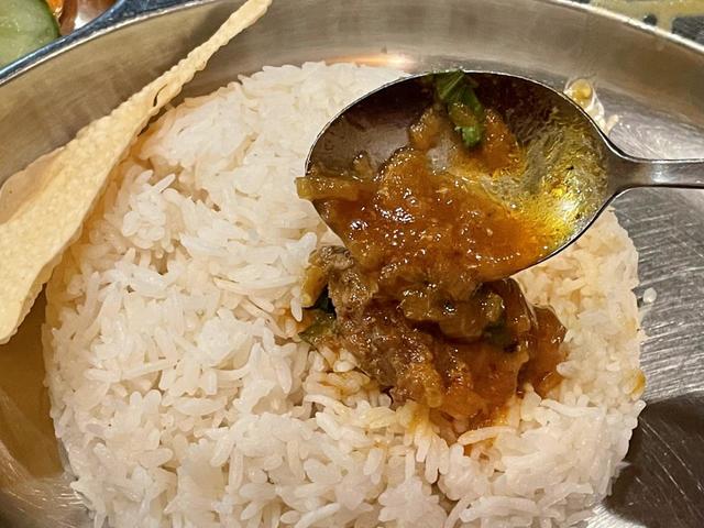 【ネワーダイニング】マトンカレーをライスにかけて食べるとうまさがます