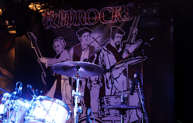 超カオスな対バン「坊主バンドvs.牧師ROCKS」の模様