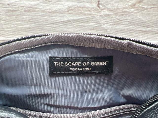 バック側のファスナーポケットの上にはブランドのロゴタグ付き