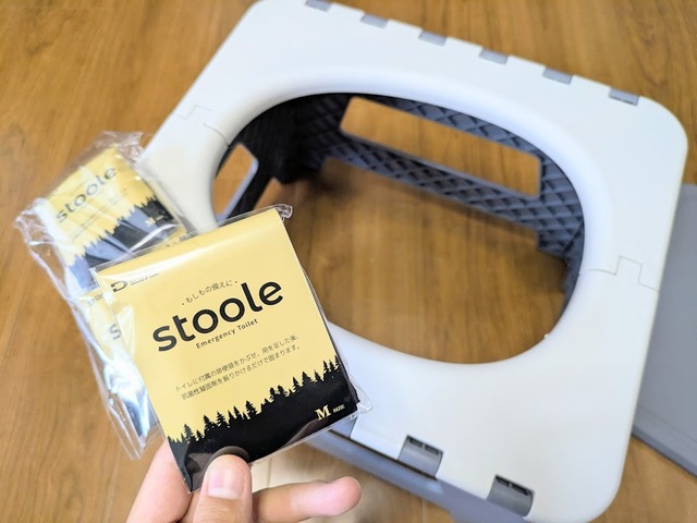 【スツーレ　ポータブルトイレ】排便袋と凝固剤は個包装されています。各サイズのものが販売されているので、追加購入する際はサイズ違いに注意