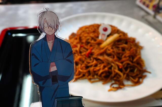 映画『鬼太郎誕生 ゲゲゲの謎』×東映太秦映画村コラボレーションフード■ひょっこり目玉おやじ焼きそばと鬼太郎の父アクリルスタンド