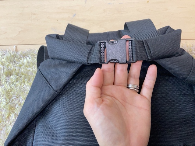 【ワークマン 防水ワールドウォークバックパック】上部のロールトップ部分を丸めてバックルで留めれば水が入り込む心配はありません