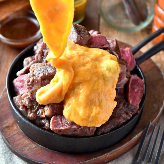 【赤身肉でスタミナアップ！！】肉チーズタワー食べ放題半額 650円（税別）