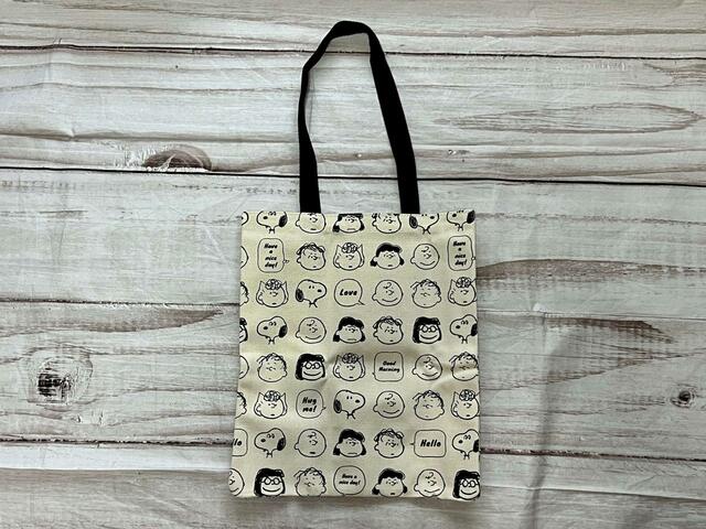 スヌーピーを筆頭に、PEANUTSの仲間たちが勢揃いの総柄!