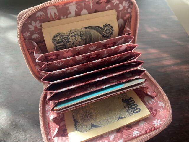 【宝島社　MOOMIN カードが見やすい じゃばら式コンパクト財布 BOOK SMOKY PINK】お札やレシートは折り目を付けずに収納できます