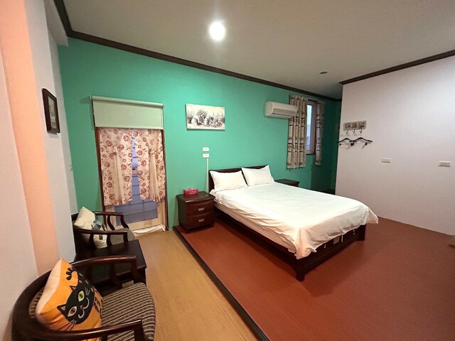 【台湾食べ歩きの旅 #10】関山駅周辺の数少ない民宿のひとつ『居佳小桟』の客室。簡素だが広々としていて清潔感がある。これで1600元（約7000円）は円安でなければリーズナブル