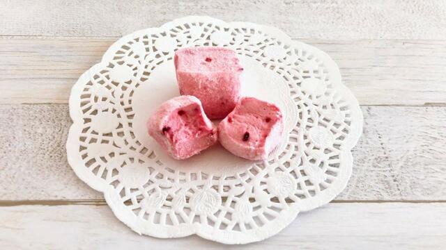 【カルディ：ル・トン・デ・セリーズ ギモーヴ（フランボワーズ）】大きさ2.5ｘ2.5ｘ2.5 cmほどのピンク色のキューブ型。マシュマロのようなぷにぷに感