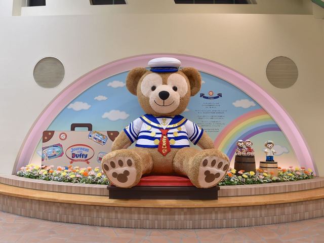 リゾートゲートウェイ・ステーションの改札内にある巨大ダッフィー　©Disney　撮影 / MezzoMiki