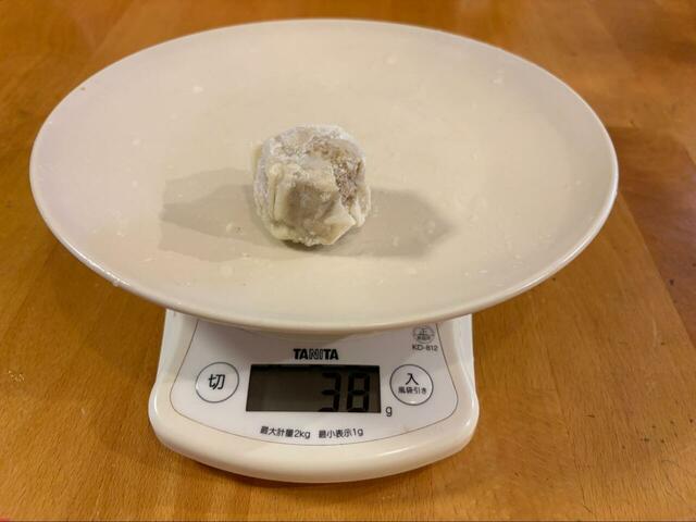 【ロピア 珠玉の肉焼売】1個量ってみると38g、一般的な焼売の約2倍のサイズ感でした!