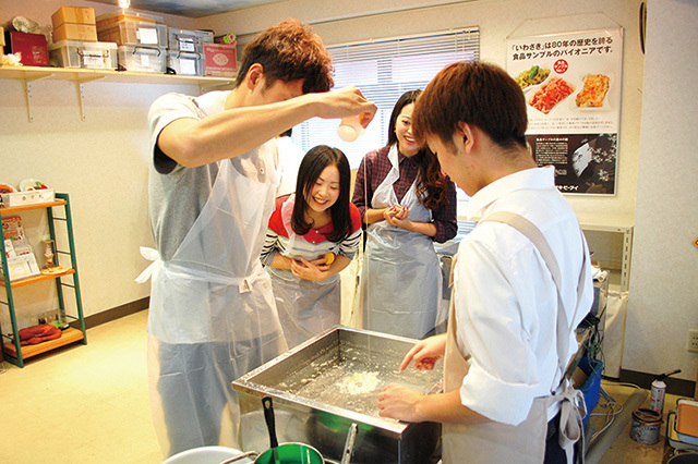 元祖食品サンプル屋合羽橋ショールーム／外国人にも人気が高い「体験」では、リアルなレタスや天ぷら作りに挑戦することができる
