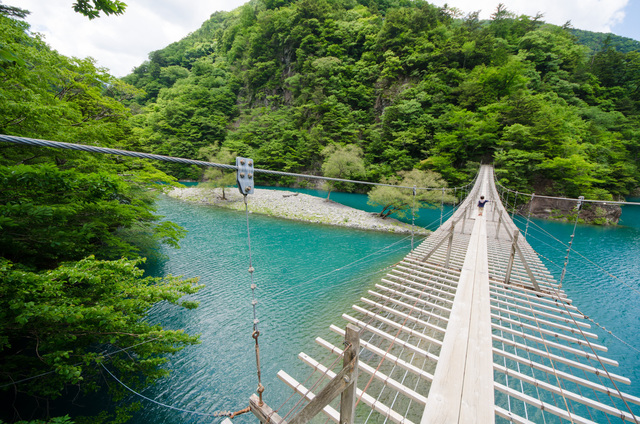 ハイシーズンは一方通行になることも｜「夢の吊り橋」散策ルート：寸又峡プロムナード