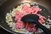 【大豆ヨーグルトのマイルド麻婆豆腐】ひき肉を加えて炒める