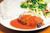 食堂ピッコロ　ハンバーグランチ（ライス・サラダ・スープ付）800円　写真はモツァレラチーズとまろやかなトマトソースで味わう、「ハンバーグイタリアン」。