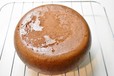ケーキを網にのせて荒熱をとる