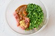 【ボンカレー公式アレンジレシピ「フライパンジャンボカレー餃子」】具材をボウルで混ぜ合わせる