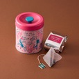 【Afternoon Tea「ニューイヤーズバッグ2025」】《ネコのお茶会》をイメージした限定デザインのキャニスター缶入り「ストロベリーアールグレイ」