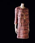 『ガブリエル・シャネル展ーManifeste de mode（仮称）』シャネル　テーラード・スーツのアンサンブル　1965年春夏　裏打ちされたツイード　ガリエラ宮パリ市立モード美術館蔵