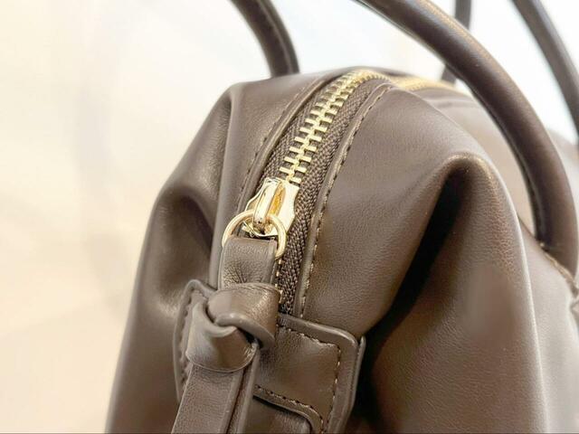 【GLOBAL WORK スペ軽チャーム付きボストン】ゴールドのファスナーも高級感あり◎