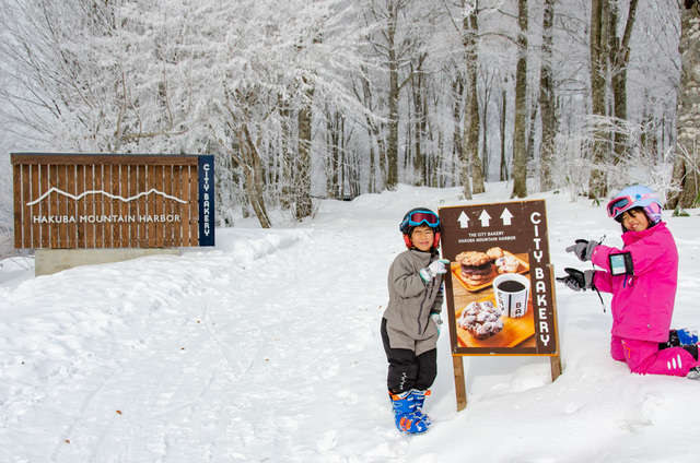HAKUBA MOUNTAIN HARBOR｜白馬岩岳スノーフィールド（子どもモデルのスノーウェア提供：ISBJÖRN）