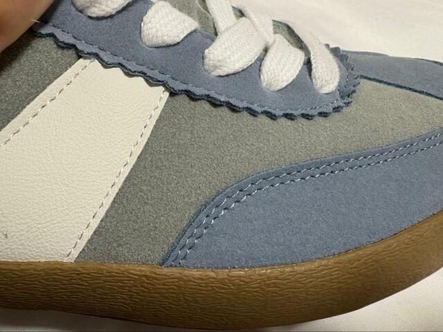 【GLOBAL WORK エアかるクラシックスニーカー】ライトブルーはグレーと組み合わさったスエード調の素材に、白いラインがアクセント♪