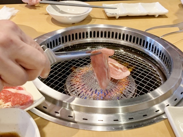 焼肉ポリスに焼いてもらう