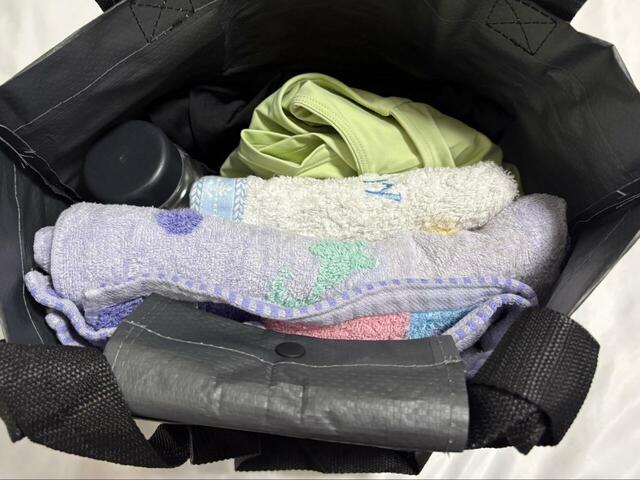 【ローソン×無印良品　たためるミニトートバッグ】ヨガウェアや水筒はもちろん、かさばるバスタオルを入れてもまだ余裕がありました！